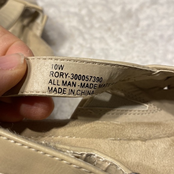 womens Catherine’s solid beige hook and loop sandals size 10W - Picture 5 of 6